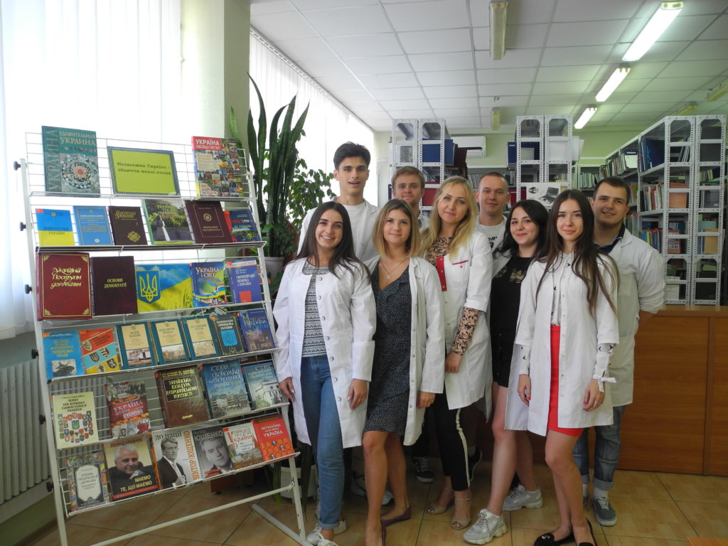 Відвідування студентами тематичної книжкової виставки «Незалежна Україна – обличчя нової епохи»