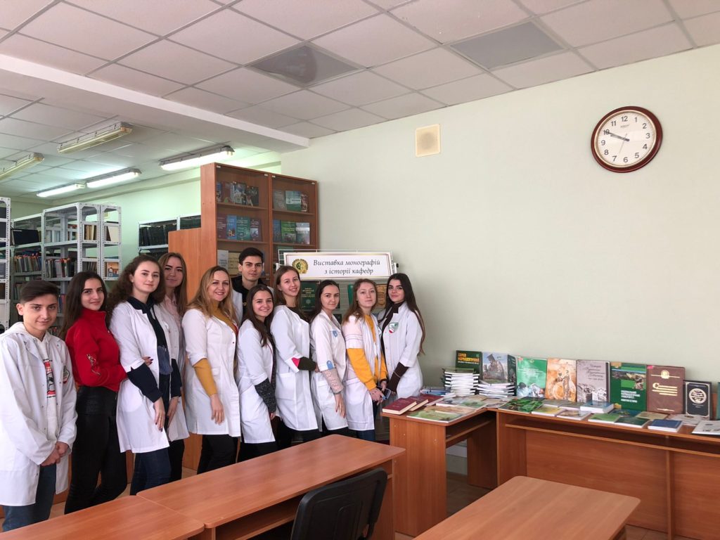 Участь у книжковій виставці, яка присвячена 80-річчю Почесного ректора НФаУ Черних В.П.